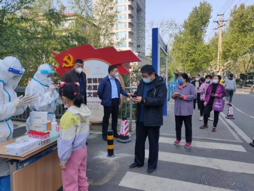 公司志愿者為轄區(qū)居民做核酸檢測服務(wù)